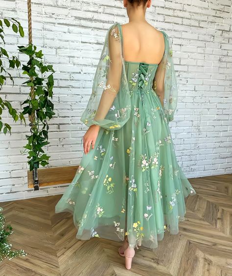 long bell sleeved tulle dress, embroidered with flowers, and drawstring back Gaun Tulle, Elegant Homecoming Dresses, Tea Length Prom Dress, Flower Prom Dress, Embroidered Tulle Dress, Green Evening Dress, Sweetheart Neckline Dress, Green Tulle, 파티 드레스