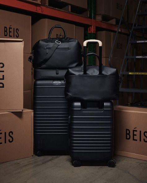 BÉIS (@beis) • Instagram photos and videos Beis Luggage, Black Travel Bag, Luxury Travel Bag, Stylish Luggage, Travel Bag Essentials, My Style Bags, Inside My Bag, Classy Winter Outfits, Suitcase Bag