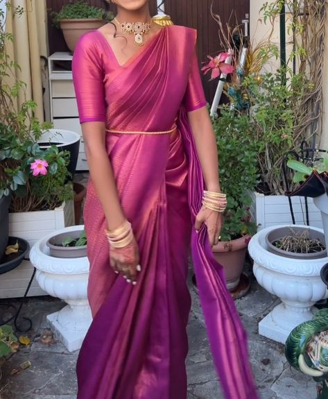 Saree Tamil Style, South Indian Sari Look, Blouse Designs For South Indian Saree, South Style Saree, Saree Styles South Indian, South Indian Fashion Saree, Silk Saree For Dusky Skin Tone, Bollywood Indian Outfits, South Indian Saree Aesthetic