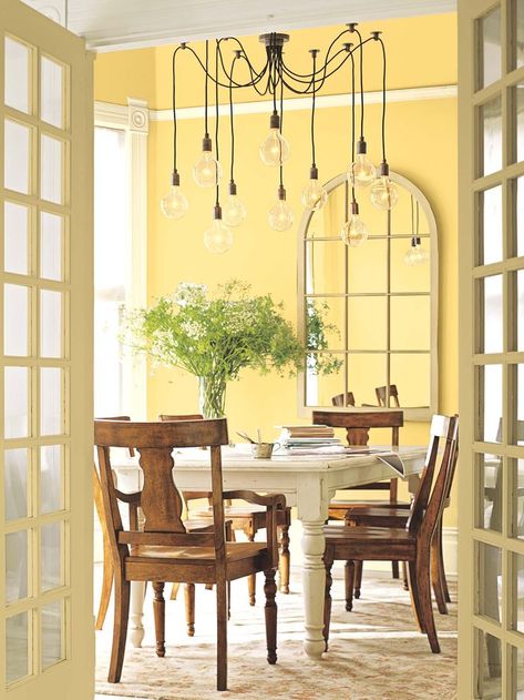 17 Yellow Dining Room Designs Ideas To Try | Interior God Pale Yellow Paints, Yellow Kitchen Walls, Harvest Dining Table, Yellow Dining Room, Yellow Paint Colors, Benjamin Moore Colors, Ideas Hogar, Hunter Douglas, Cool Lamps