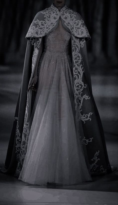 Queen Gowns Royal Aesthetic, Elf Dress Aesthetic, Princess Dresses Medieval, Black Fantasy Gown, Elf Aesthetic Outfit, Royal Aesthetic Princess Dress, Fantasy Queen Dress, Gown Aesthetic, Vampire Book