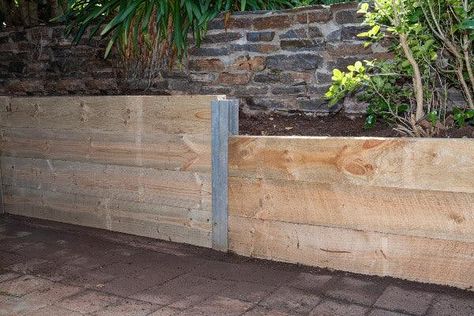 Low Retaining Wall Ideas Flower Beds, Diy Small Retaining Wall, Diy Retaining Wall Ideas, Wooden Retaining Wall Ideas, Diy Retaining Wall Cheap Budget, Easy Retaining Wall Ideas Cheap, Diy Retaining Wall Cheap, Sloped Retaining Wall, Wood Retaining Wall Ideas