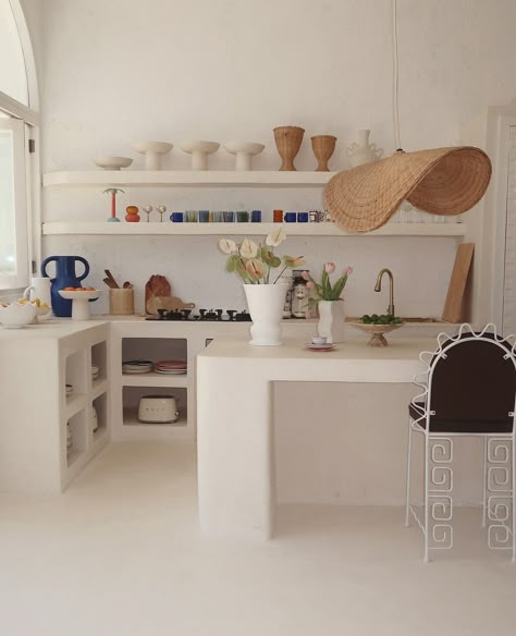 Sustainable Housing, Greek Decor, Old Fashioned Kitchen, Organized Lifestyle, Bohemian House, Studio Kitchen, Family Of Four, Outdoor Decor Backyard, Menorca