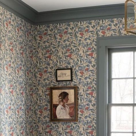 Morris Tapet, Whittney Parkinson, Hallway Panelling, William Morris Wallpaper, Morris Wallpapers, Cottage Retreat, Work Horses, Diy Wallpaper, Rose Cottage