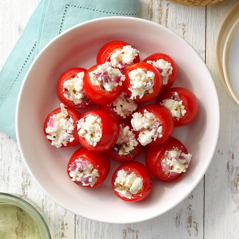 "They're easy to fix as an appetizer or salad," says Mary Lou, a Florida native. "It's impossible to eat just one." Tomato Bites, Stuffed Cherry Tomatoes, Best Christmas Appetizers, Salad Art, Christmas Appetizers Easy, Cherry Tomato Recipes, Summer Food Party, Stuffed Tomatoes, Easter Appetizers