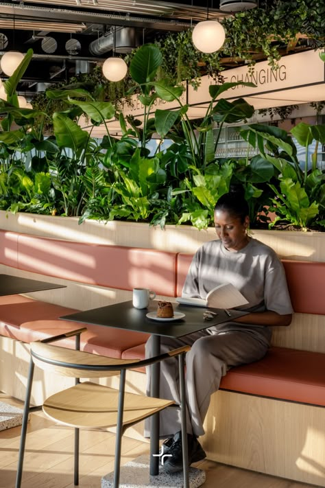 Versatile food and beverage breakout space at Alpha Group's Paddington office with a bench featuring peach seats, tables, and a built-in planter filled with plants. Ideal for casual meetings and meals. Collaboration Spaces In Offices, Seating With Planter, Planter Seating, Corporate Office Interior Design, Office Breakout, Alpha Group, Simulator Room, Office Reception Design, Golf Simulator Room