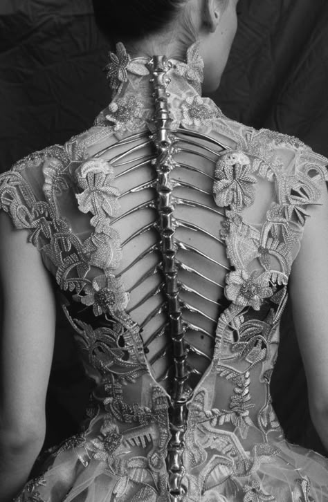 Skeleton Ribcage Jewelry, Nevermore Oc, Ribcage Dress, Ribcage Corset, Skeleton Corset, White Goth Aesthetic, Corset Tattoo, Skeleton Fashion, Fashion Construction