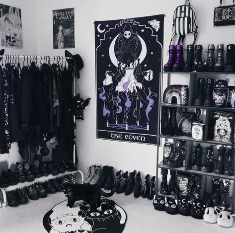 Goth Closet Organization, Casa Rock, Dark Maximalism, Emo Room, Gothic Decor Bedroom, Goth Bedroom, Gothic Room, Gothic Interior, Gothic Bedroom