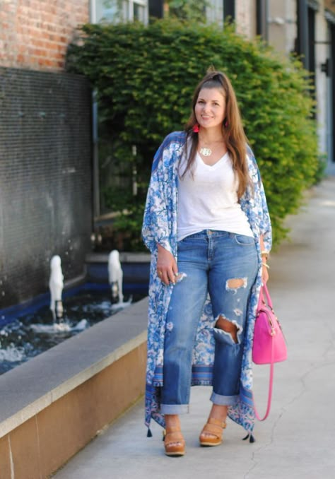 Ripped Jeans With Long Blue Kimono | Plus Size Fashion Maxi Kimono Outfit, Plus-koon Muoti, Plus Size Kimono, Kimono Outfit, Maxi Kimono, Look Plus Size, Plus Size Outfit, Plus Size Style, Plus Size Fashion For Women