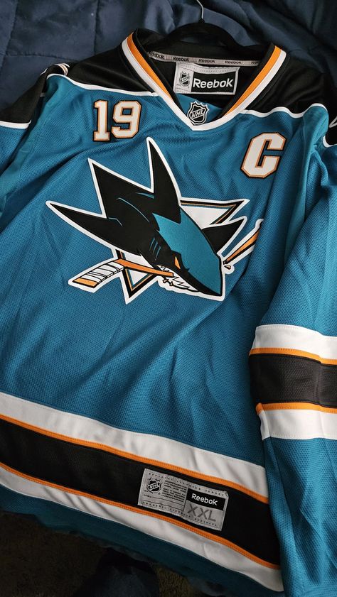 Vintage Hockey Jersey, Vintage Jersey Outfit, Hockey Jersey Outfit Mens, Jersey Outfit Ideas, 2000’s Outfit, American Football Shirt, After Earth, College Jackets, Jersey Vintage