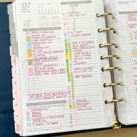 The Best Daily Planners to Get More Done and Organize Your Busy Life Franklin Covey Planner, Daily Planner Book, Daily Planner Journal, Best Daily Planner, Franklin Planner, How To Bullet Journal, Cleaning Schedules, Life Planner Organization, Aesthetic Planner