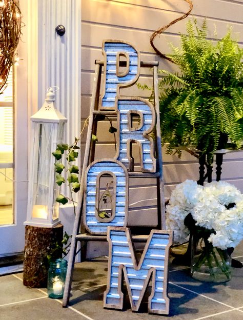 M-A-C-I Prom 2023 Decor, Country Prom Ideas Decoration, High School Dinner Party Ideas, Boho Prom Theme Ideas, Garden Theme Prom Decorations, Pre Prom Party Decorations, Outdoor Prom Decorations, Boho Prom Decor, Junior Prom Decorations Party Ideas