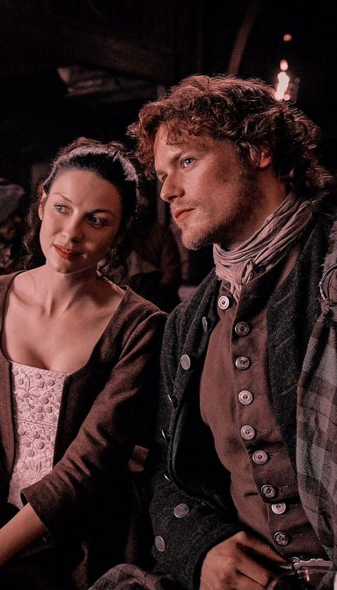 Claire & Jamie, season 1 Outlander Aesthetic, James Fraser Outlander, Je Suis Prest, Jaime Fraser, Outlander 3, Outlander Tv Series, Jamie Fraser Outlander, Beautiful Series, Sam Heughan Outlander