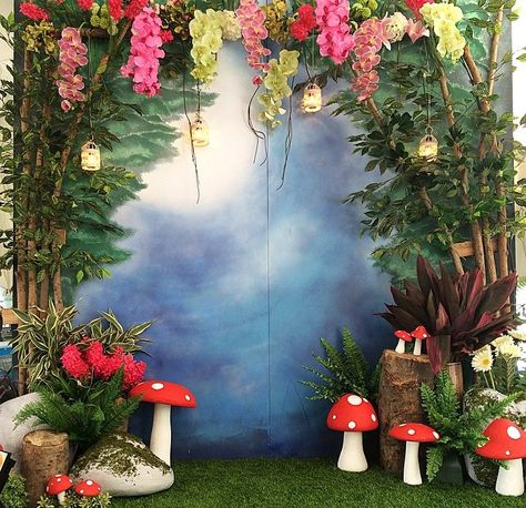 Tinkerbell theme photo booth Fairy Land Birthday Theme, Enchanted Forest Ideas, Alice In Wonderland Photo Booth, Tinkerbell Theme, Enchanted Forest Prom, Secret Garden Theme, Woodland Fairy Party, Enchanted Forest Party, Enchanted Forest Theme