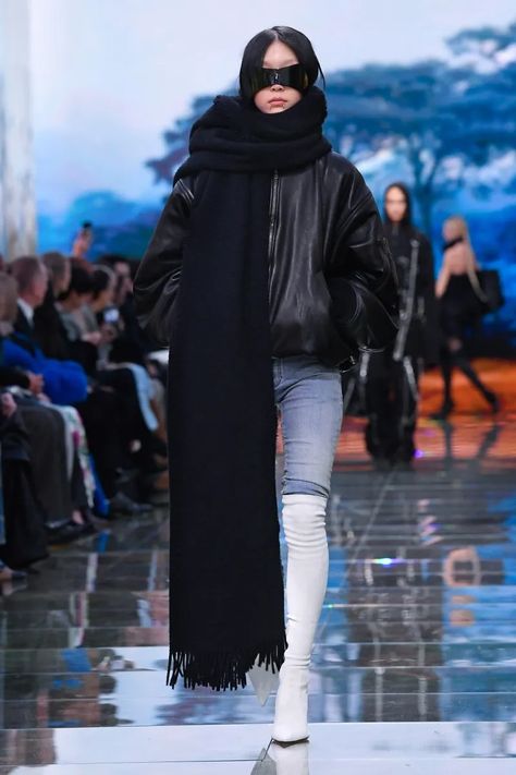 Balenciaga Fall 2024 Ready-to-Wear Runway, Fashion Show & Collection Review [PHOTOS] Balenciaga Runway, Types Of Jeans, Balenciaga Women, Fashion Moodboard, Ideal Wardrobe, Show Collection, Mood Board Fashion, Jeans For Women, Fashion Show Collection