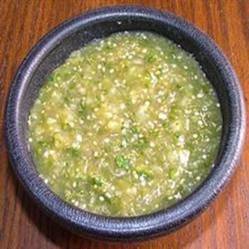 Salsa De Tomatillo Spicy Green Salsa, Roasted Salsa Verde Recipe, Mexican Sauce Recipes, Roasted Salsa Verde, Apple Cider Vinegar Dressing, Green Salsa Recipe, Cider Vinegar Dressing, Tomatillo Salsa Recipe, Blender Salsa