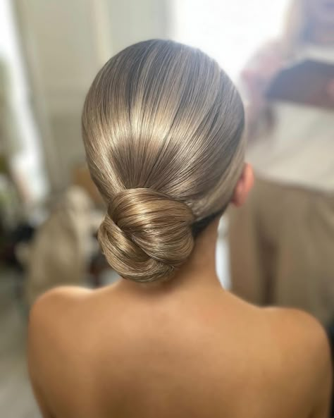 Wedding Hair Slick Back Bun, Soft Romantic Wedding Hair Low Buns, Modern Bridal Updo With Veil, Sofia Richie Wedding Hair Bun, Slick Bun Bridal Hair, Bridal Sleek Updo, Elegant Bridal Bun, Middle Bun Wedding Hair, Slick Bridal Bun