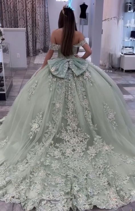 Pistachio Quinceanera Dresses, Seafoam Green Quinceanera Dresses, Qencenera Dresses Sage Green, Quinceanera Light Green Dresses, Light Green And Gold Quinceanera Dresses, Quiencera Dresses Sage Green, Pastel Green Quince Dress, Qencenera Dresses Green, Sage Green Quinceanera Dresses With Cape