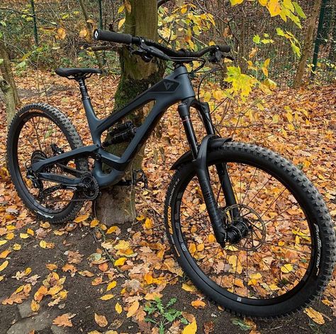 Full black🖤😍 👍Follow @biketrend24 for more sick bike content❤️ - - Always repost with credit👇 📸:@_irob555_ Have a nice day👍👌 -@dh4live… Mountain Biking Photography, Mt Bike, Bicycle Diy, Serie Bmw, Black Bicycle, Best Electric Bikes, Downhill Mountain Biking, Bicycle Mountain Bike, Downhill Bike