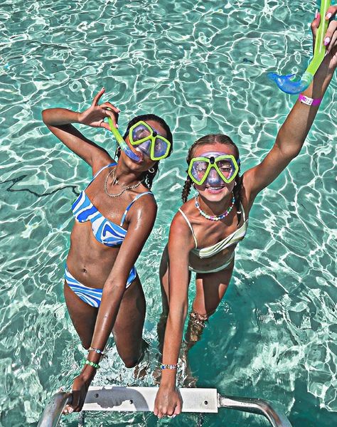 Foto Preppy, Tanning Photos, Preppy Tropical, Free Ultralight, Summer Poses, Mako Mermaids, Open Water Swimming, Summer Friends, Summer Feeling