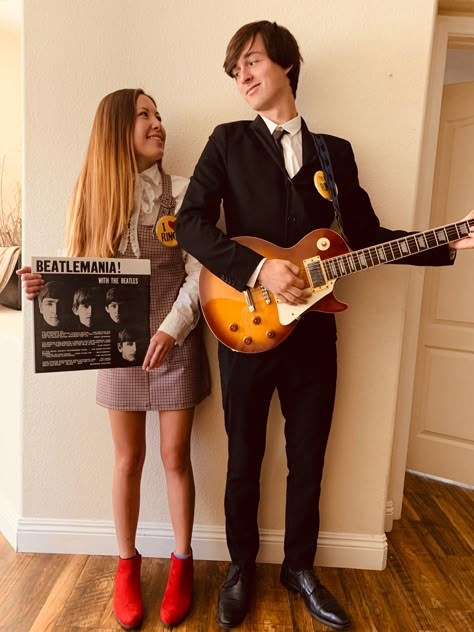 Rock Couple Costume, 60s Couple Costume, Beatles Halloween Costumes, Beatles Outfit, Beatles Costume, Halloween Riddles, Beatles Fashion, Creative Halloween Costume Ideas, British Costume