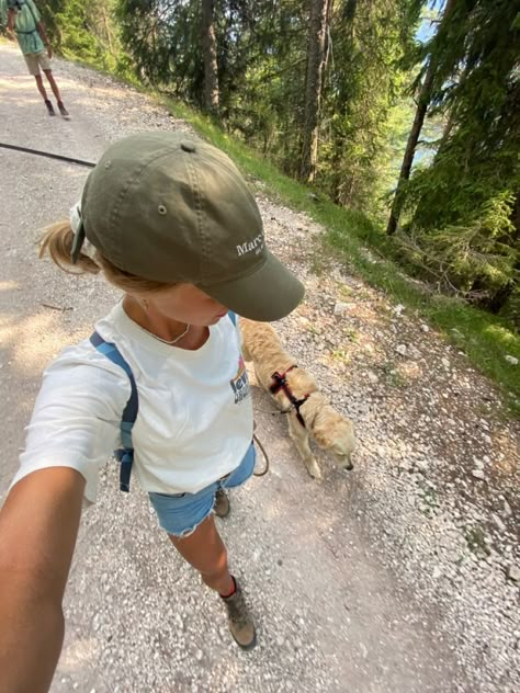 Cute Camping Outfits Summer Casual, Outdoor Enthusiast Aesthetic, Camping Astethic Outfits, Dolomites Outfit Summer, Hiking Clothes Aesthetic, Summer Outfits Hiking, Hike Aesthetic Summer, Dolomites Outfit, Colorado Girl Aesthetic