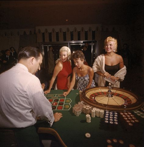 A Look Inside the Defining Era of 1950s Las Vegas Vegas Fashion, 1950s Photos, Las Vegas Fashion, Vegas Showgirl, Old Vegas, Rita Moreno, Vegas Party, Jayne Mansfield, Rat Pack