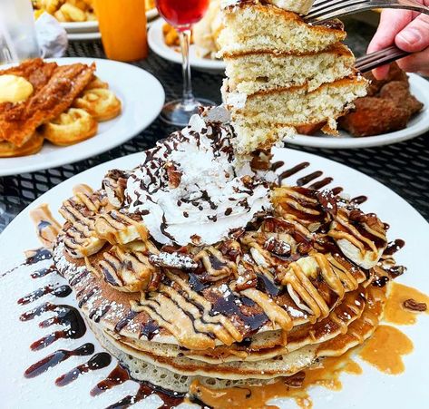 39 Vital Breakfast Spots to Know in Las Vegas Las Vegas Breakfast Buffet, Brunch Vegas, Las Vegas Breakfast, Las Vegas Brunch, Vegas Breakfast, Las Vegas Buffet, Vegas Trip Planning, Las Vegas 2023, Las Vegas Travel Guide