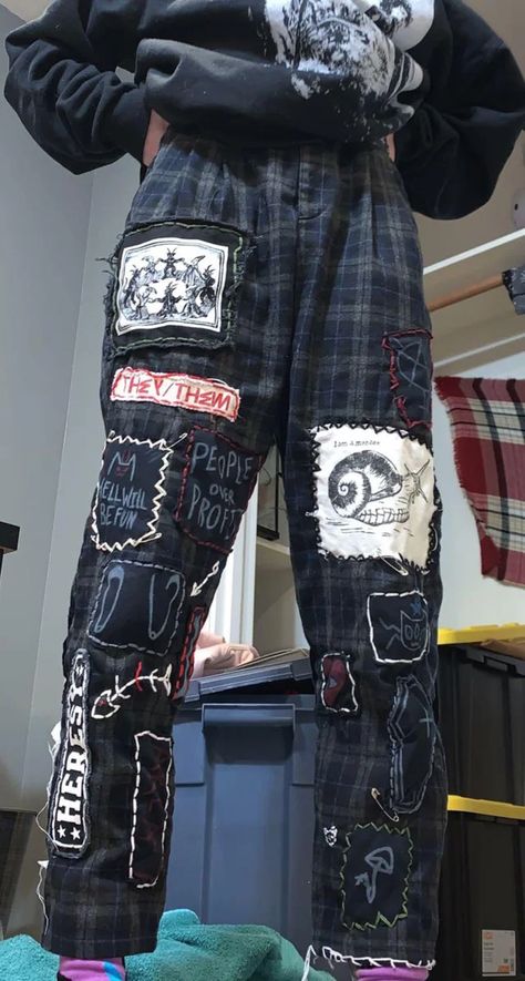 Crust Pants, Punk Fashion Diy, Punk Diy, Patch Pants, Punk Patches, Patch Ideas, Battle Jacket, Estilo Hippie, Altering Clothes