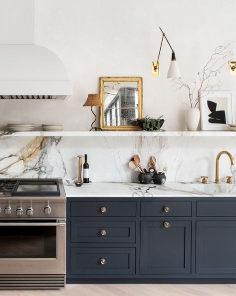 Athena Calderone on Designing a Beautiful, Functional Kitchen | Here, the tastemaker tells us how she created the gorgeous and functional room—and how you can design a stand-out kitchen of our own.  #kitchendecor #kitchendesign #marthastewart Kitchen Ikea, Athena Calderone, Camps Bay, Marble Shelf, Brooklyn Brownstone, Chicago Apartment, Kabinet Dapur, Fisher Paykel, Marble Backsplash