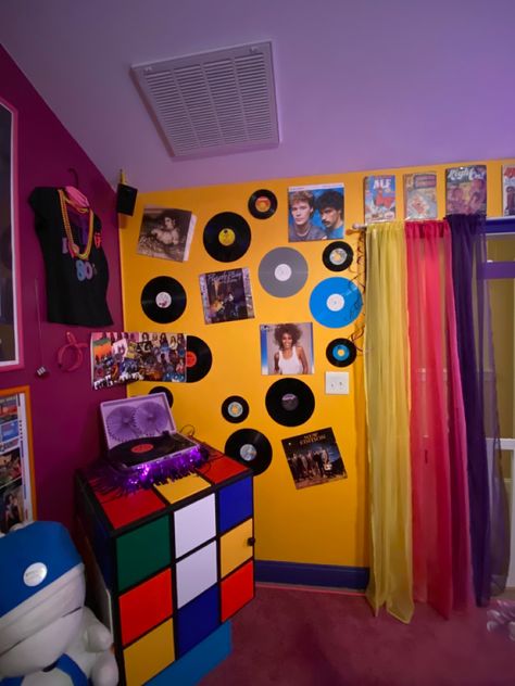 #80s #80sroom #80sdecor #ilove80s #awesome #awesome80s #80sgirl #80srule #recordwall #walls 80s Room Ideas Retro, 1980s Room Ideas, Retro Theme Room, 80 House Decor, 80s Themed Room Ideas, 80s Aesthetic Room Decor Ideas, 90s Hallway Decorations, Acrylic Decor Ideas, 80’s Aesthetic Room