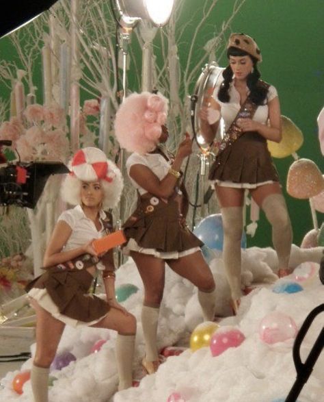 Katy Perry Music Video Outfits, Katy Perry Costume Diy, Music Video Stills, Katy Perry Costume, Katy Perry Outfits, English Singers, Dance Props, Sweet 17, California Costumes