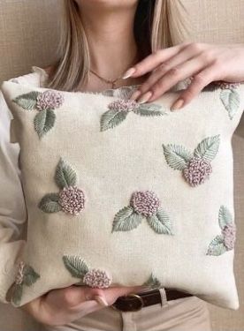 Cushion Embroidery, Clothes Embroidery Diy, Crochet Cushion, Crochet Cushion Cover, Punch Needle Patterns, Floral Embroidery Patterns, Hand Embroidery Videos, Diy Embroidery Patterns, Hand Embroidery Tutorial