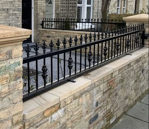 Mini Graveyard, Front Garden Wall, Rod Iron Fences, Wrought Iron Fence Panels, Entrance Design Ideas, Garage Fence, Iron Railings Outdoor, Iron Fence Panels, Cast Iron Railings