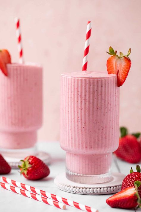 Strawberry Juice Aesthetic, Strawberry Smoothie Aesthetic, Strawberry Smootie, Strawberry Smoothie Recipe Healthy, Smoothies Aesthetic, Strawberry Pineapple Smoothie, Food Poetry, Chocolate Strawberry Smoothie, Smoothie Aesthetic