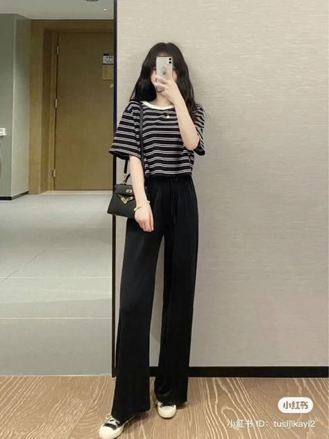 Casual outfit | OOTD ideas ☁️ Korean Tops Outfits, Stylish Outfits Casual, Outfit Korean Style, Simple Casual Outfits, Simple Style Outfits, Korean Outfit Street Styles, Girls Dress Outfits, Trouser Outfits, Korean Casual Outfits