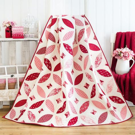 Shabby Fabrics on Instagram: "The Orange Blossom Quilt is now available in cotton with The Flower Farm collection by @bunnyhilldesigns for @modafabrics. PlumEasy's simply curved design combines with soft shades of pink and red to create a sophisticated look! Get the Kit & watch the Orange Blossoms tutorial in our link in bio. #shabbyfabric #quiltshop #quilter #quilting #sewing #quilters #quiltinglove #ilovequilting #quiltingproject #sewingpattern #modafabrics #showmethemoda #madewithmoda #plu Orange Blossom Quilt Pattern, Feminine Quilt Patterns, Orange Blossom Quilt, Summer Quilt Blocks, Vintage Quilt Patterns 1930, Maple Leaf Quilt Pattern, Valentines Quilt, Flower Quilt Block, Orange Peel Quilt