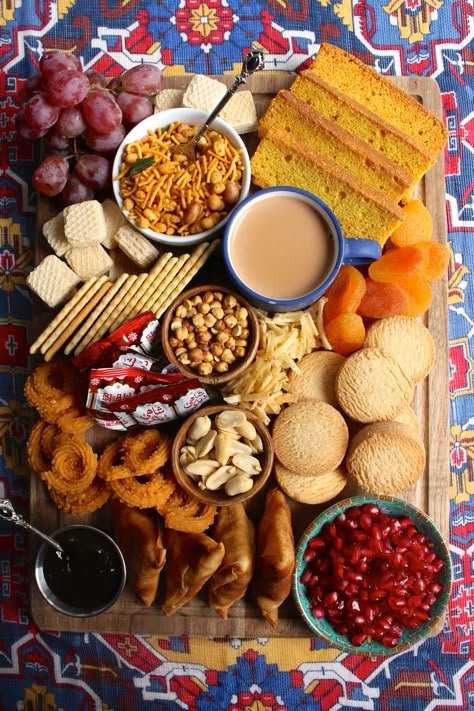 Tea Party Board, Snack Ideas For Guests, Chai Party Ideas, Indian Snack Board, Pakistani Appetizers, Desi Charcuterie Board, Hi Tea Menu Ideas, Pakistani Wedding Food, Indian Charcuterie Board