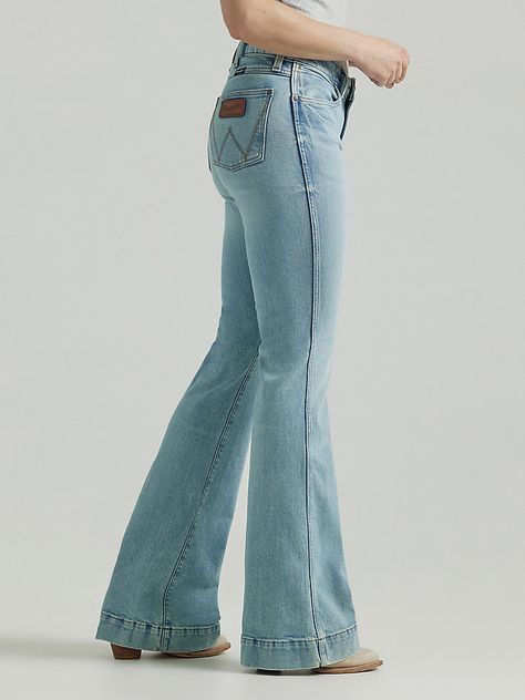 Yellowstone Women Outfits, Wranglers For Women, Fall Retro Outfits, Wrangler Flare Jeans, Wranglers Outfit, Boot Barn Outfits Women, Cute Western Outfits Women, Wrangler Jeans Women's Outfit, Wrangler Outfits