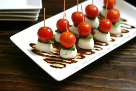 Birthday Bites Ideas, Dinner Bites Ideas, Mini Caprese Bites, Caprese On A Stick, Tomato Bites, Mozzarella Balsamic, Horderves Appetizers, Caprese Bites, Impressive Appetizers