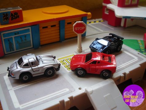 Micro Machines... I first started collecting these in 4th grade, when a few of my little boy friends invited me to join in their Micro Machines club. The perfect tiny toy to store covertly in your desk. Childhood Objects, 90s Toys Nostalgia, Vintage Toys 80s, Western House, Toy Pedal Cars, Boy Friends, Old School Toys, Superhero Gifts, Micro Machines