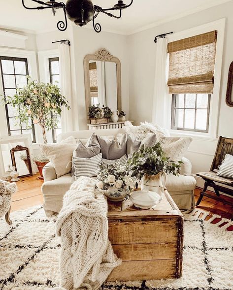 Favorite Things Friday - #LMBpresets Edition - Liz Marie Blog Farmhouse Interior Living Room, Cozy Farmhouse Living Room, Muebles Shabby Chic, Farm House Livingroom, Farmhouse Living Room Decor Ideas, Farmhouse Living Room, Farmhouse Decor Living Room, Rustic Living, Rustic Living Room