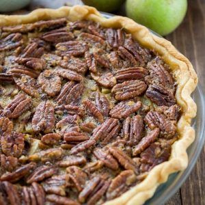 Apple Pecan Pie is the perfect marriage of apple pie and pecan pie. This is the perfect pie recipe for any holiday! #pie #recipe Pecan Treats, Apple Pecan Pie, Holiday Pie, Pecan Pie Filling, Crazy For Crust, Thanksgiving Pies, Pecan Pie Recipe, Favorite Pie, Perfect Pies