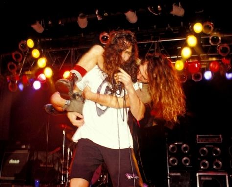 Chris Cornell carrying Eddie Vedder in Docs. Peral Jam, Say Hello To Heaven, Penyiar Radio, Pearl Jam Eddie Vedder, Temple Of The Dog, Grunge Guys, Grunge Band, Mazzy Star, Grunge Music