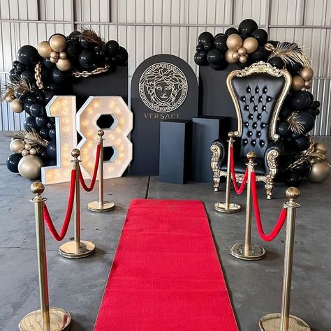 Mafia Theme Party, Hollywood Theme Party Decorations, Birthday Balloon Arch, 18th Party Ideas, Grad Party Theme, Hollywood Birthday Parties, 52nd Birthday, Hollywood Birthday, 18th Birthday Party Themes