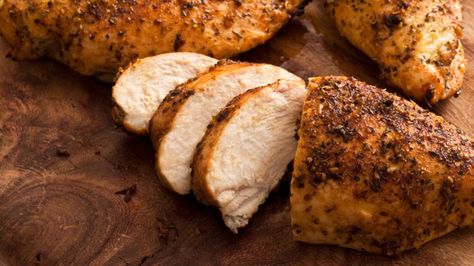 The biggest mistakes to avoid when cooking chicken breast Chicken Breasts In Air Fryer, Thm Dinner Recipes, Cooking Chicken Breast, Cook Frozen Chicken, Freezing Cooked Chicken, Cooking Frozen Chicken Breast, Chicken Entree, Airfryer Recept, Thm Dinner