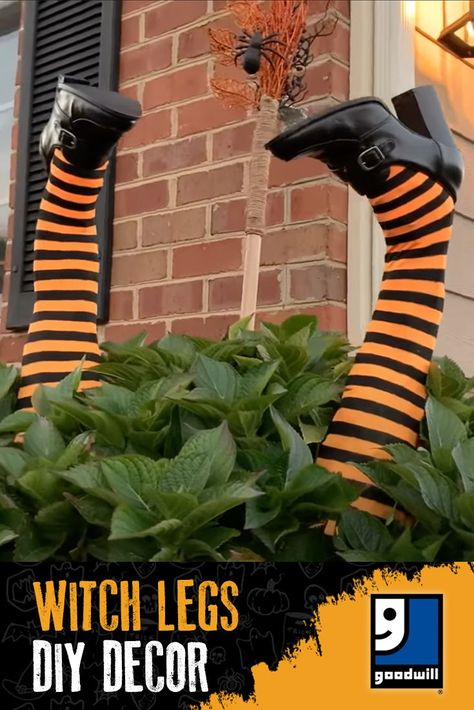 Witch Legs Diy, Halloween Window Display, Holiday Outdoor Decor, Spooky Crafts, Scary Halloween Decorations Diy, Crafts Thanksgiving, Outdoor Halloween Decor, Creative Pumpkin Carving, Halloween Clip Art