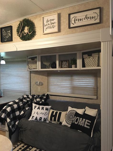 White painted trim and Farmhouse style decor in fifth wheel RV by Kimberlyn McFadden Rv Living Room, Rv Redo, Camper Remodeling, Camper Redo, Camping Vintage, Trailer Decor, Camper Trailer Remodel, Camper Organization, Camper Reno