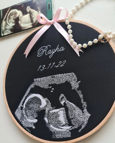 Recreation of a scan photography through embroidery Baby Shower Embroidery, How To Embroider Ultrasound, Sonogram Picture Embroidery, Baby Announcement Embroidery, Pregnancy Embroidery, Embroidery Pregnancy Announcement, Photo Frame Crafts, Baby Ultrasound, Baby Scan