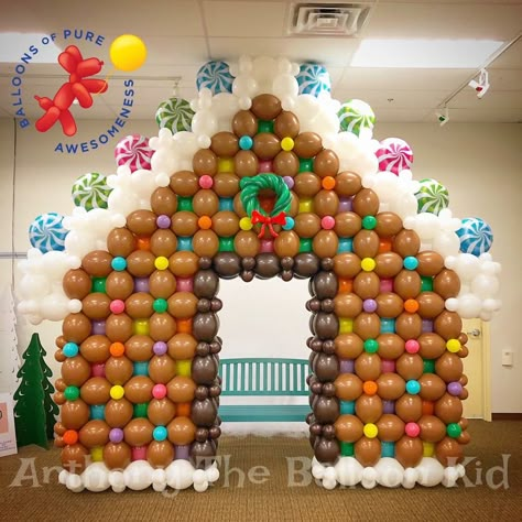 Balloon Decorations Diy Tutorials, Tomorrow Monday, Link Balloons, Balloon Walls, Christmas Party Backdrop, Balloons Galore, Christmas Balloon Decorations, Balloon House, Gingerbread Party